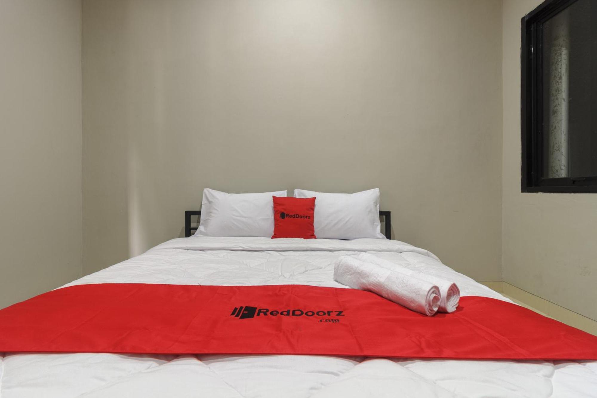 Reddoorz Near Puri Indah Mall Jakarta Buitenkant foto