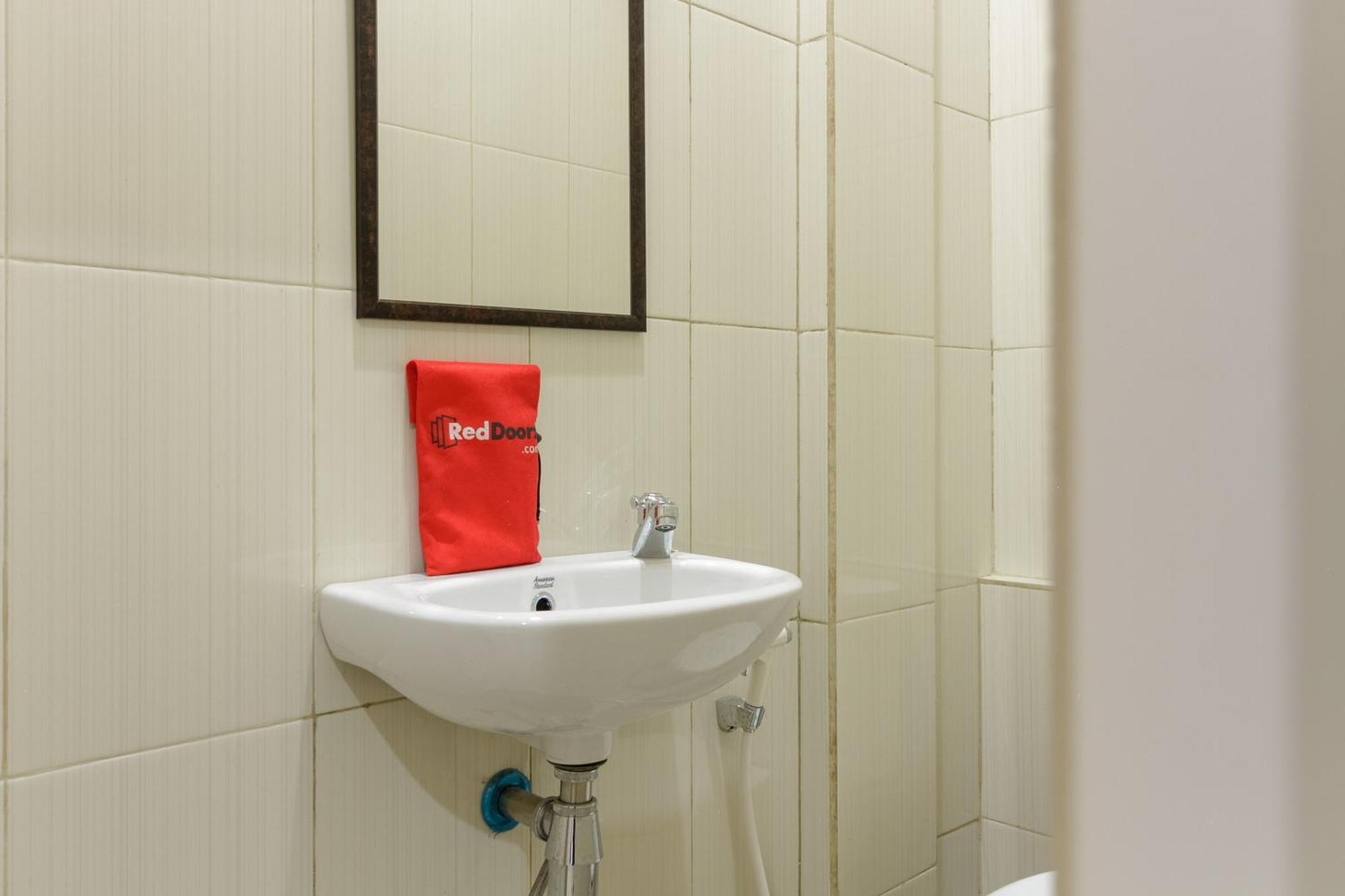 Reddoorz Near Puri Indah Mall Jakarta Buitenkant foto