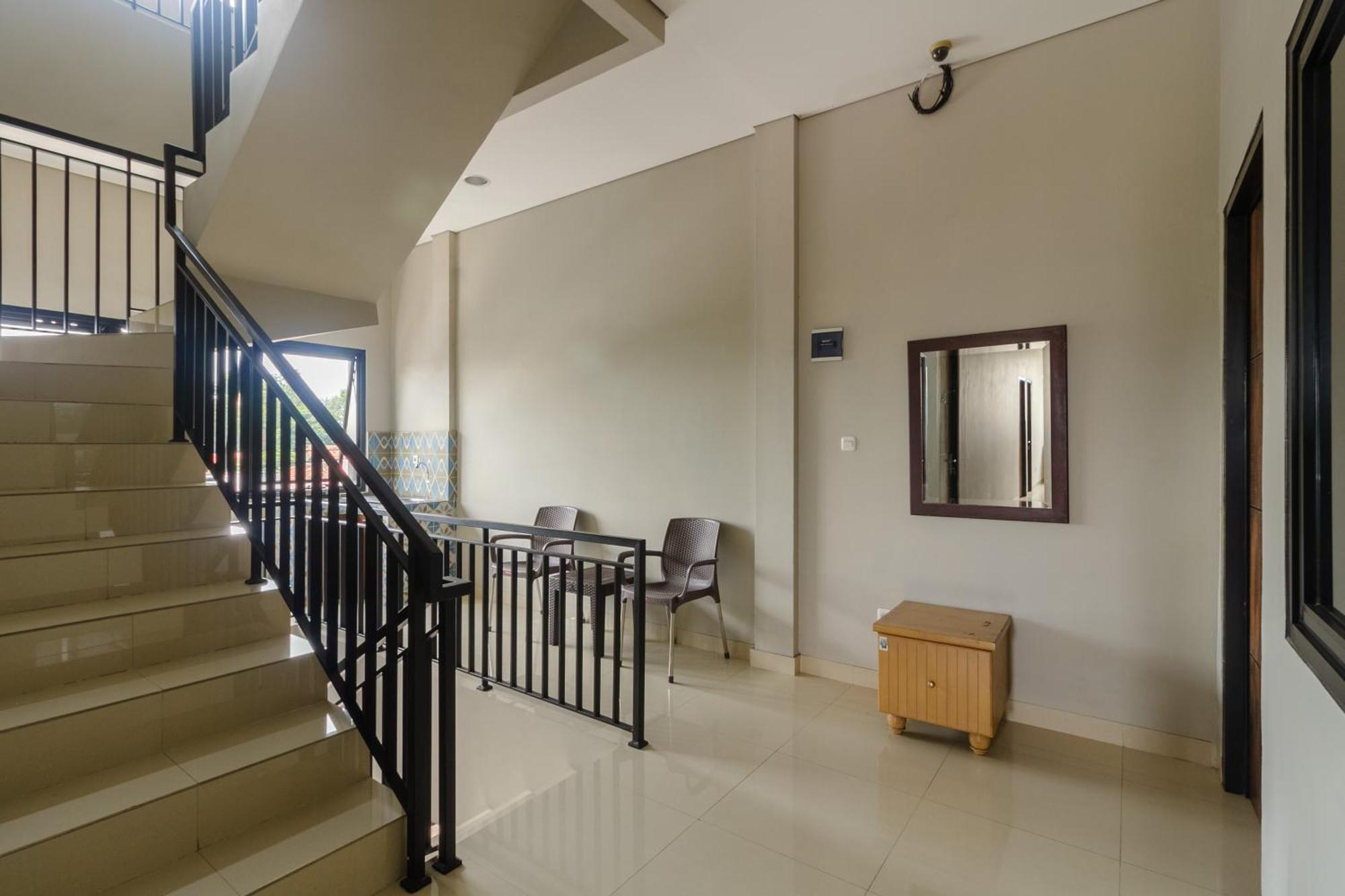 Reddoorz Near Puri Indah Mall Jakarta Buitenkant foto