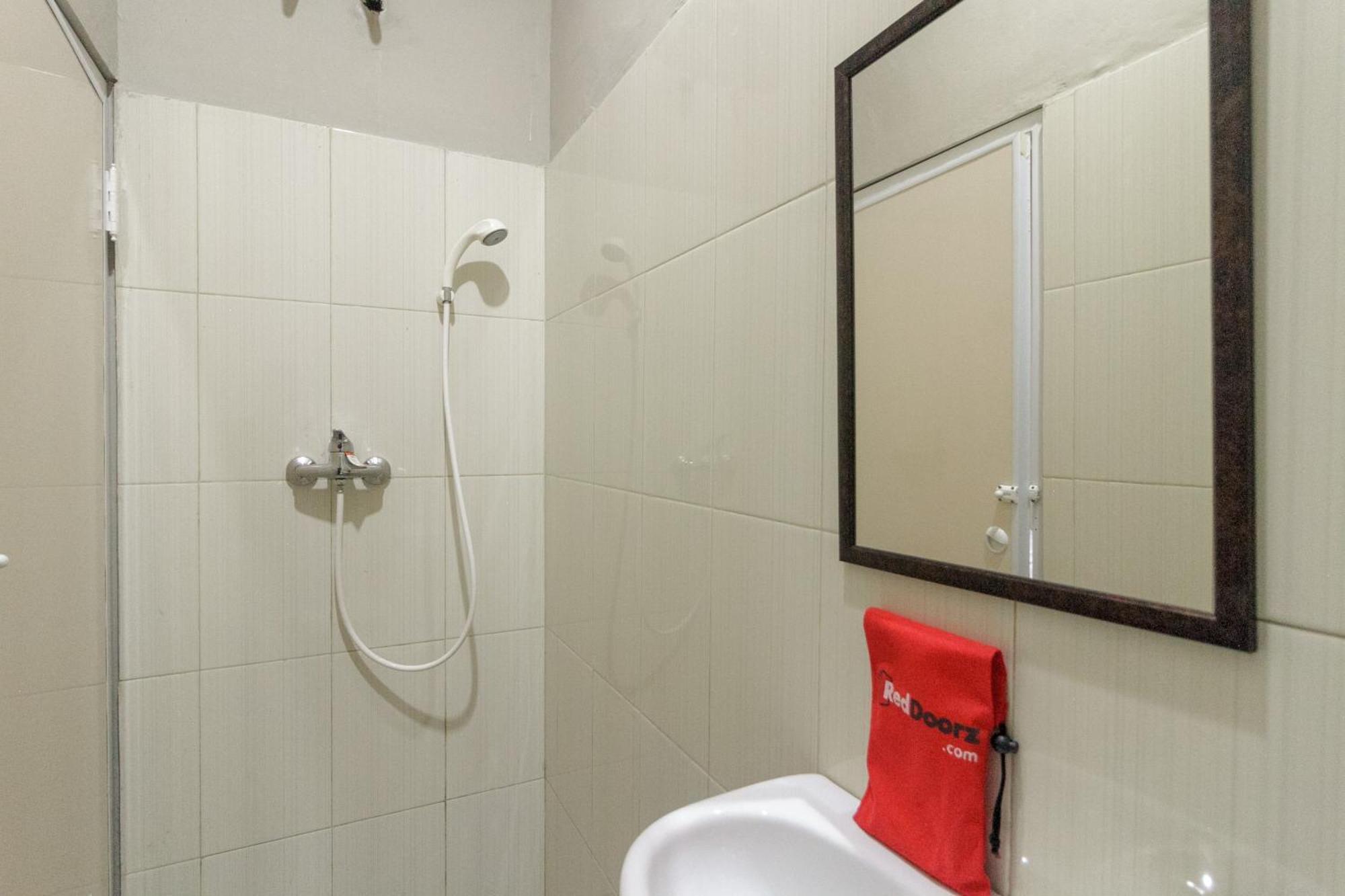 Reddoorz Near Puri Indah Mall Jakarta Buitenkant foto