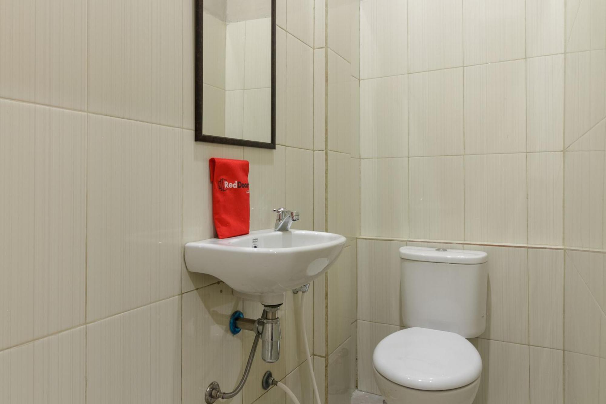 Reddoorz Near Puri Indah Mall Jakarta Buitenkant foto