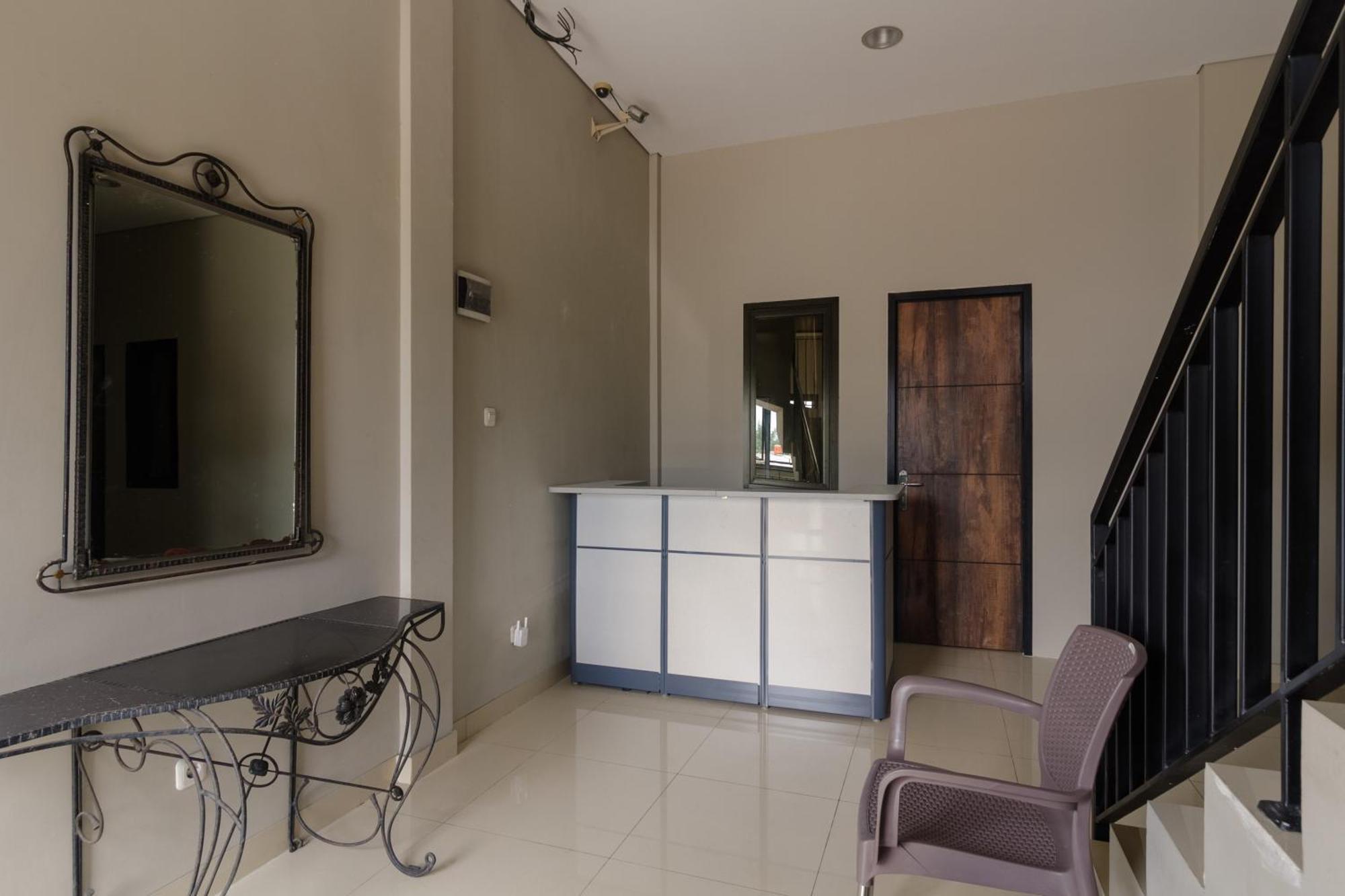 Reddoorz Near Puri Indah Mall Jakarta Buitenkant foto