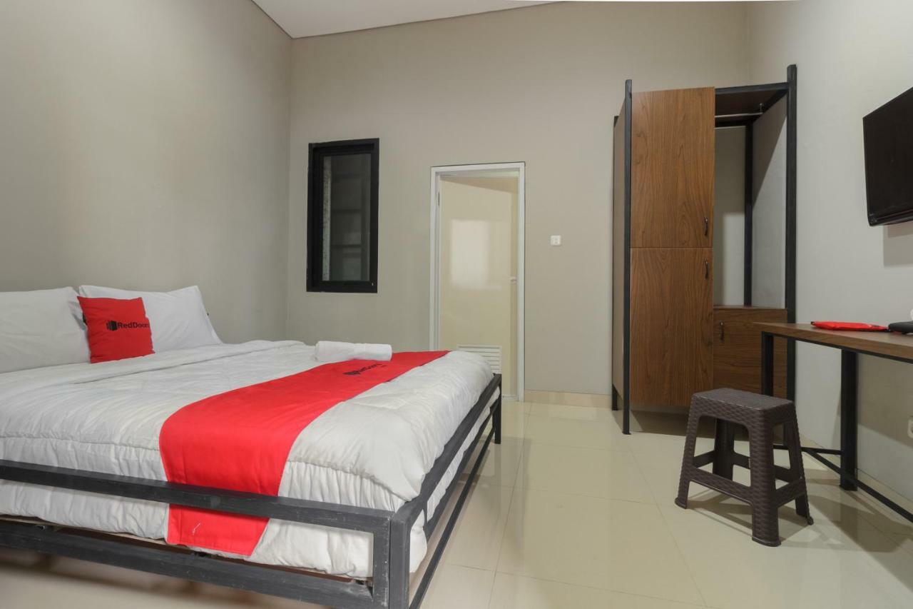 Reddoorz Near Puri Indah Mall Jakarta Buitenkant foto